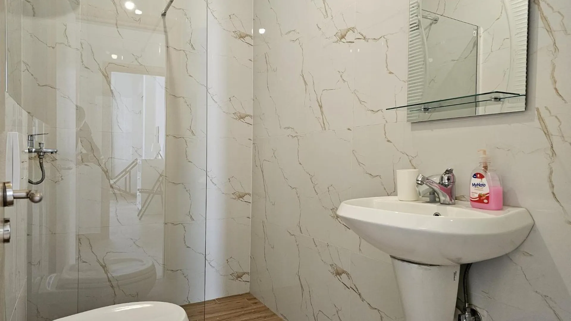 Scenic Stays With Space, Style & Simplicity Sarandë 0*,  Albánie