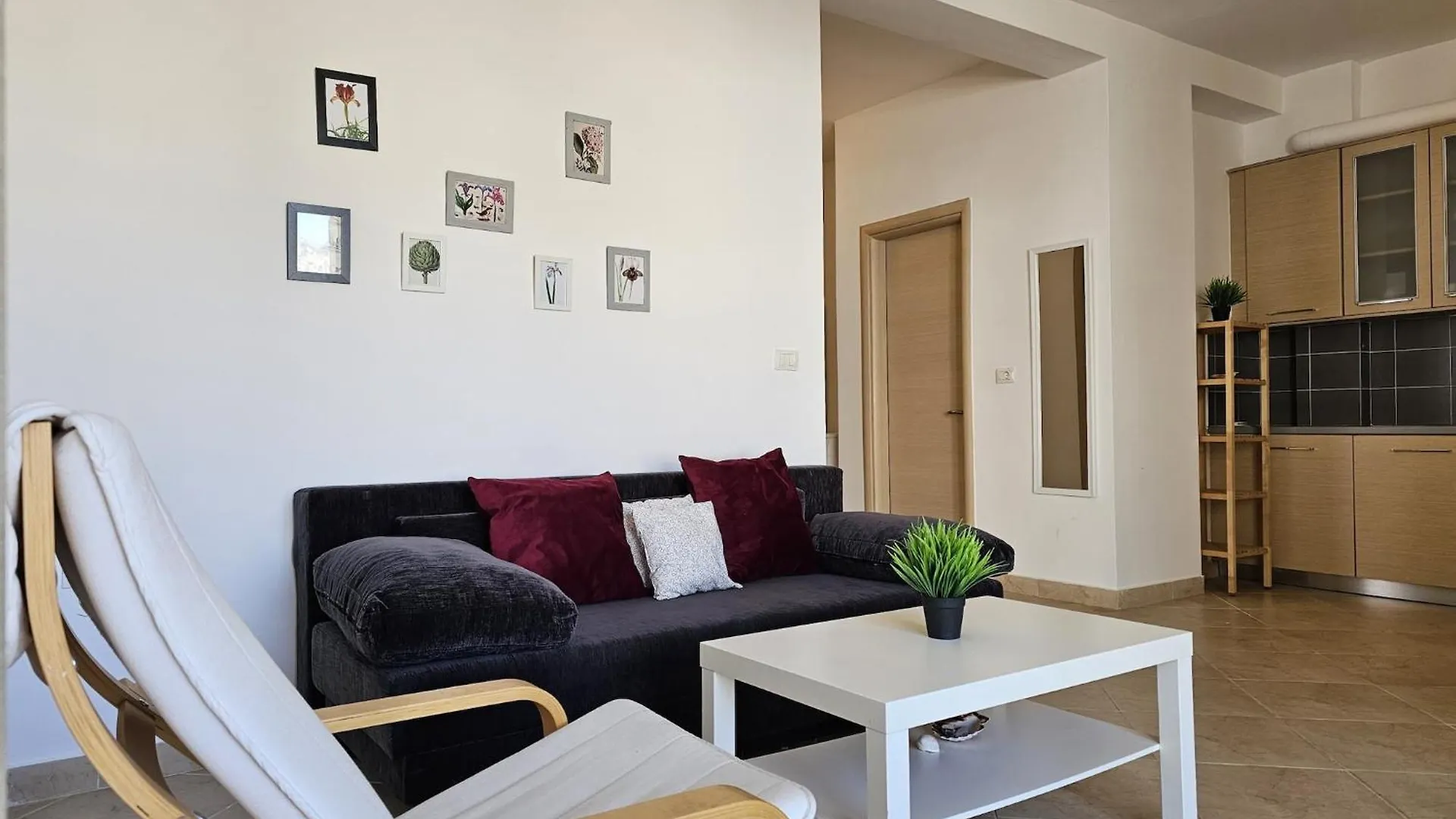 Scenic Stays With Space, Style & Simplicity Sarandë 0*,
